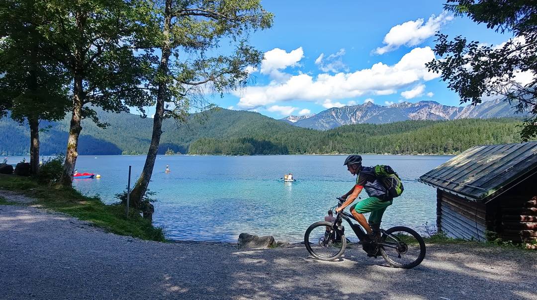 Am Eibsee beginnt die Schotterauffahrt zur Hochthörle Hütte