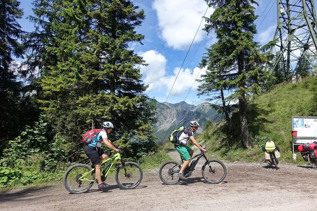 Am alten Fernpass sind auch noch Tourenradler mit viel Gepäck unterwegs
