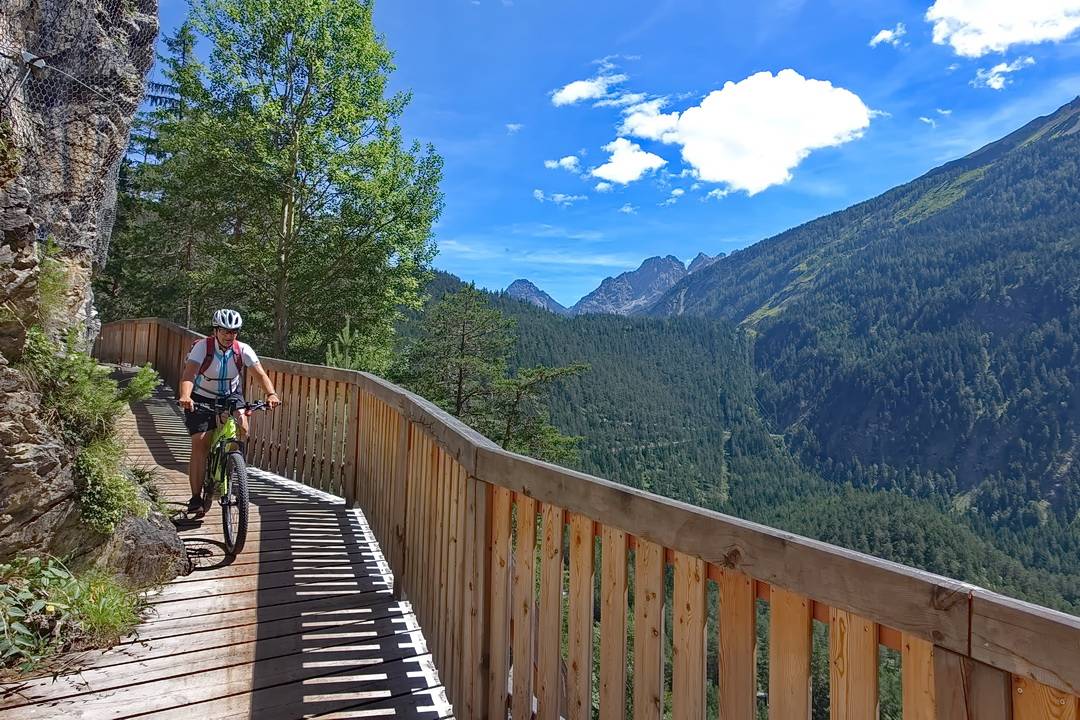 Gesicherte Passage auf dem Römerweg zum Schloss Fernstein