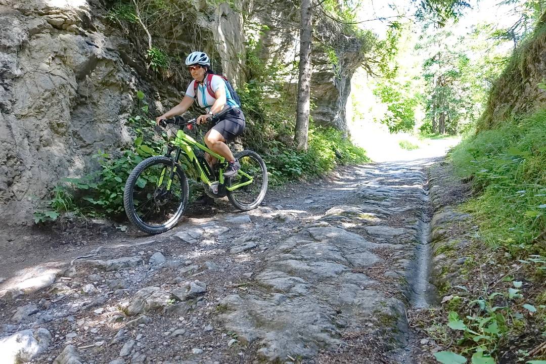 Uralte Wagenspuren haben sich auf dem Römerweg tief ins Gestein gegraben