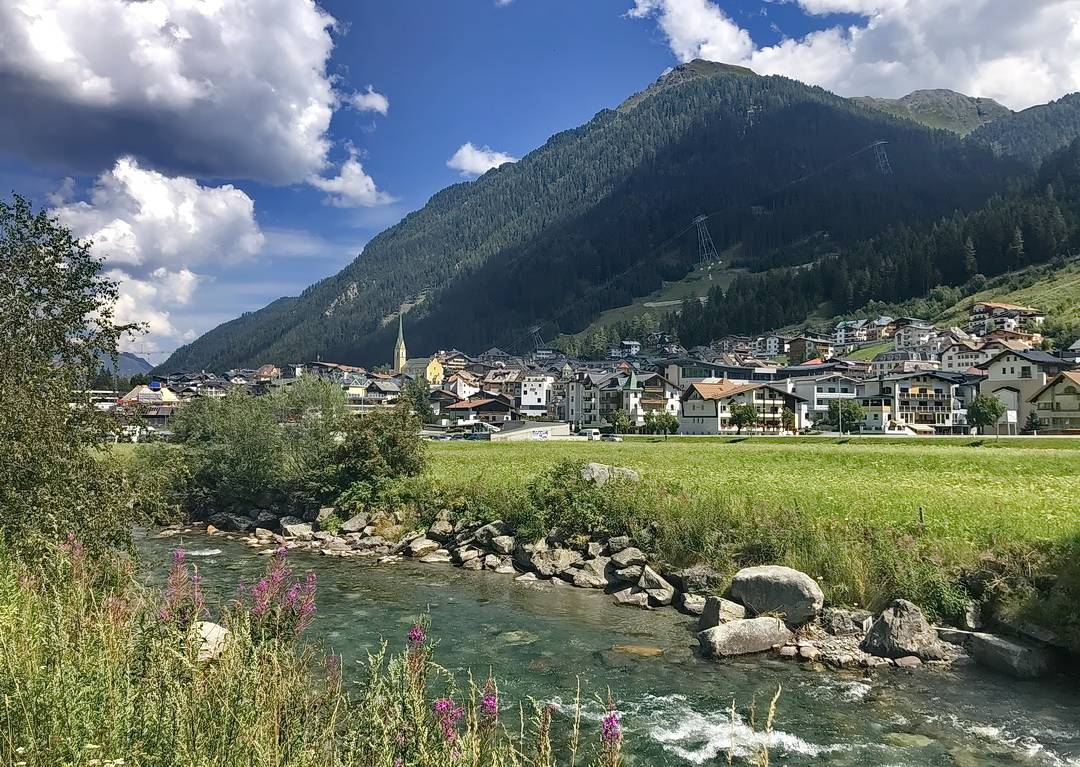 Etappenende in Ischgl - das Hotel Jägerhof ist gleich neben der Kirche