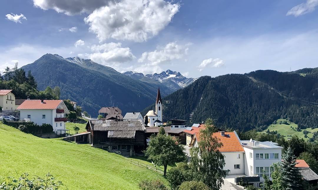 Tobadill mit Blick zum Hohen Riffler, mit 3168 m der höchste Gipfel der Verwallgruppe 