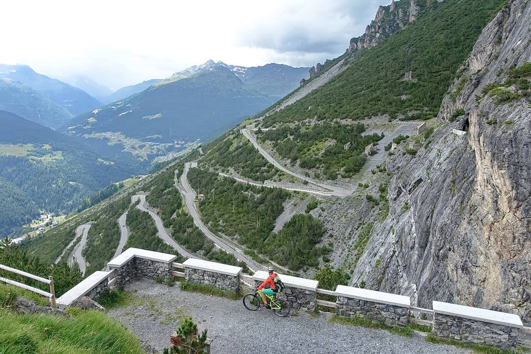 An der Torri di Fraele geht es die Serpentinen hinab nach Bormio