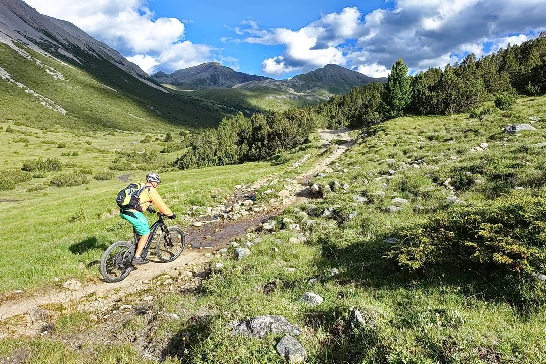 Trail von der Alp Astras zum Pass da Costainas