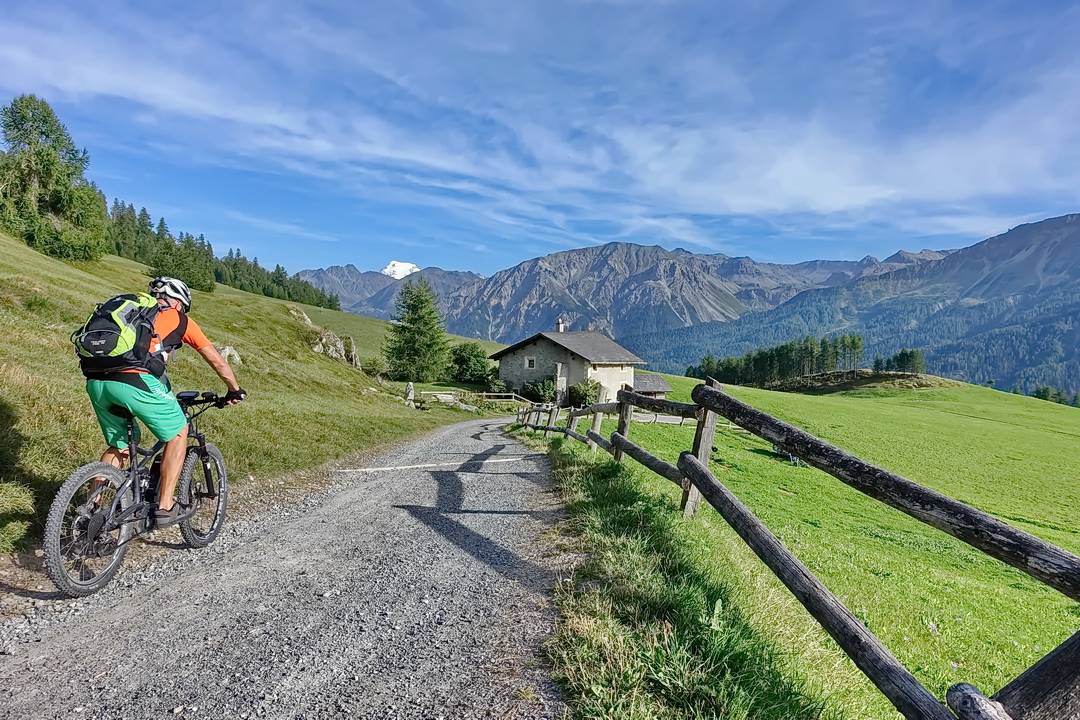 Nach der Abfahrt vom Pass da Costainas erreicht man Lü mit Blick zum Ortler