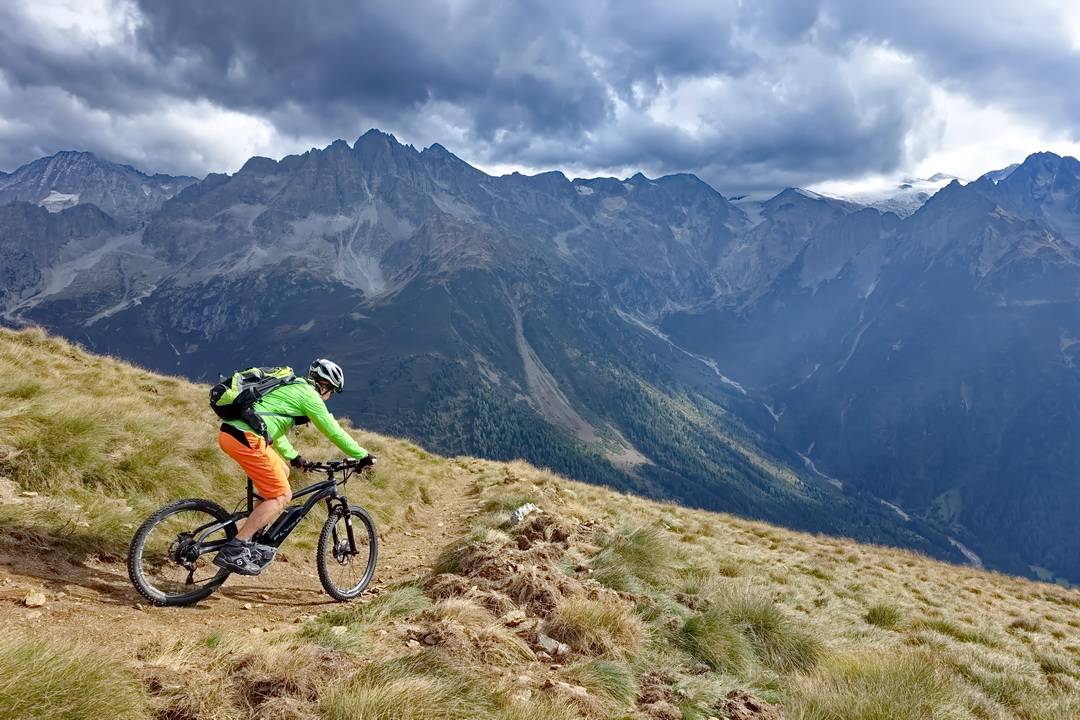 Alta Via Camuna: im Hintergrund Adamello-Presanella-Gruppe