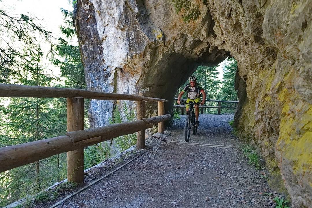 Brücke über den Canyon bei der Auffahrt von Dimaro nach Madonna di Campiglio