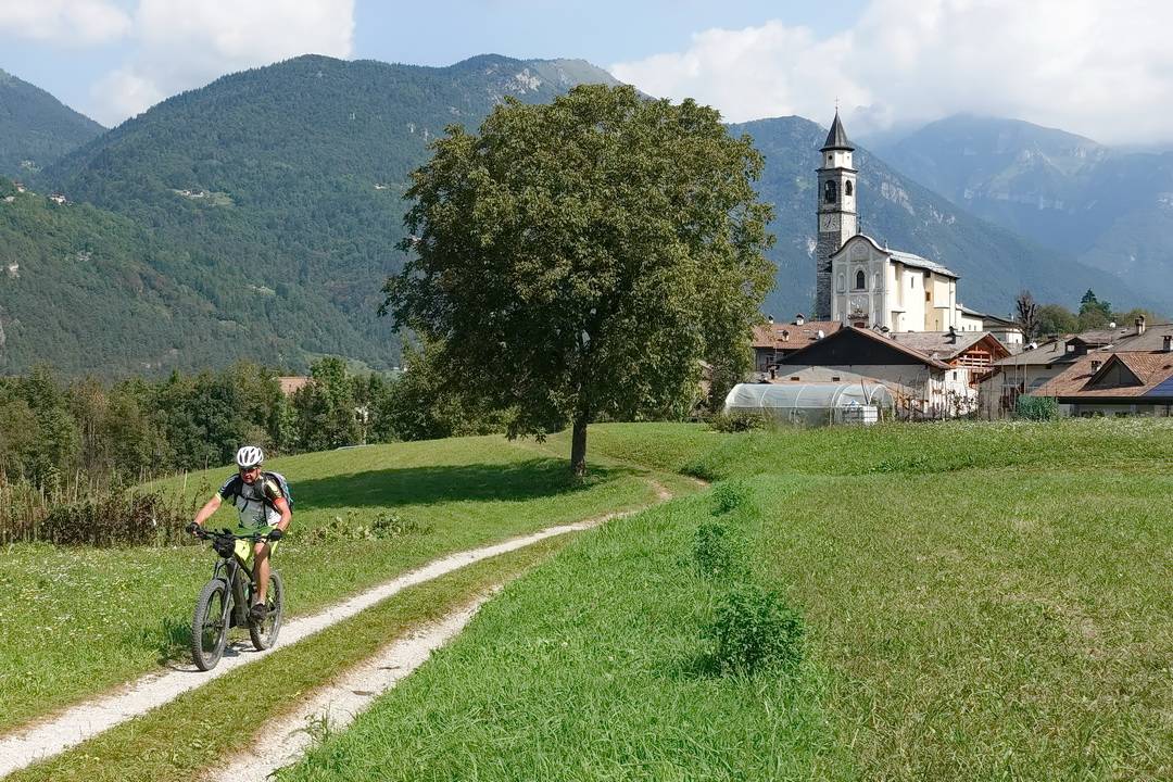 Zuclo - auf schöner Nebenstrecke hinauf nach Bondo