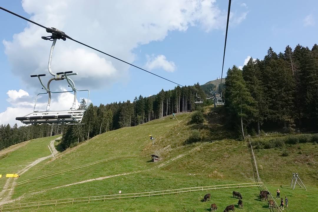 Mit dem Lift in zwei Sektionen zum Doss del Sabion