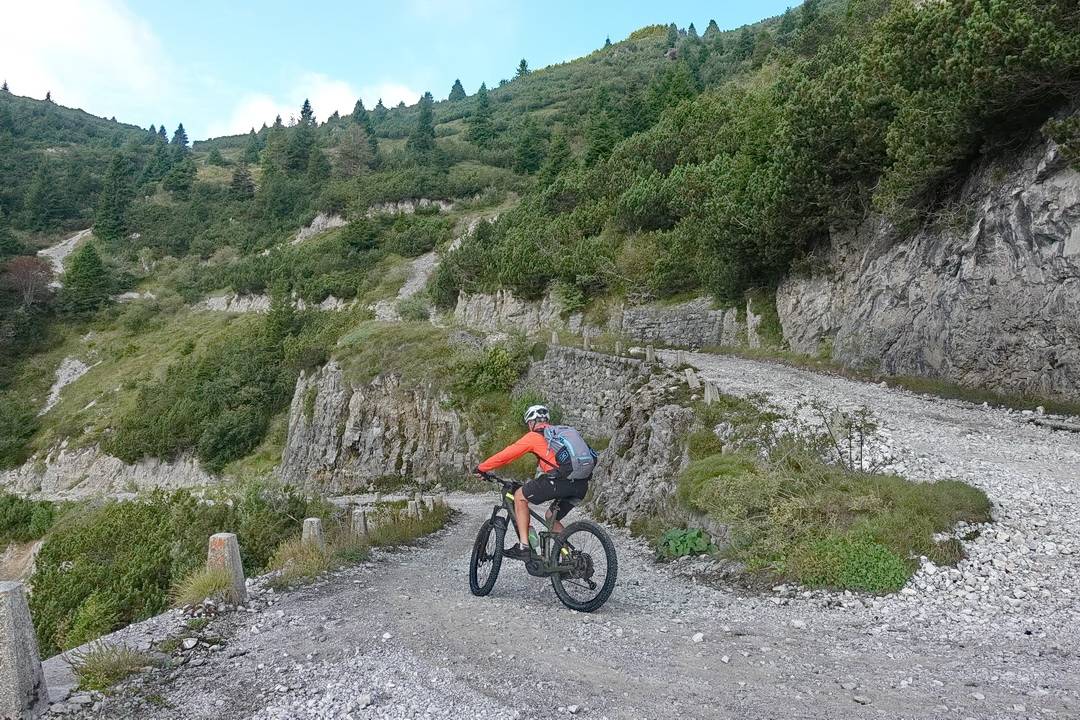 Abfahrt vom Tremalzotunnel in vielen Kehren auf der alten Militärstraße