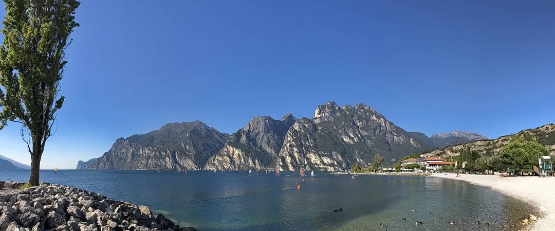 Am Ziel in Torbole - Blick zurück auf Cima Sat, Strada del Ponale und Pregasina