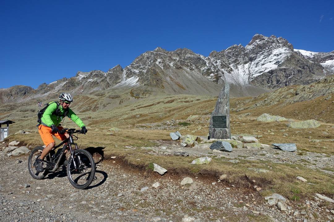 Am Passo di Verva bei der Erkundung mit eMTB