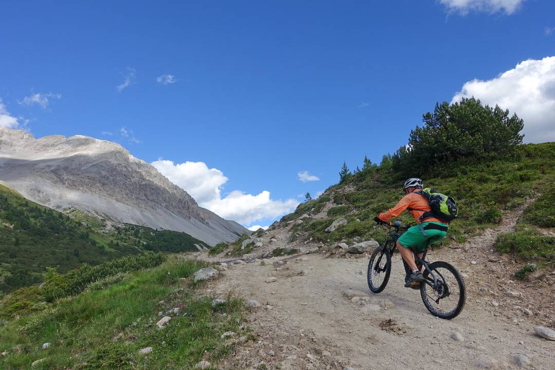 Trail zum Pass da Costainas: bei trockenen Bedingungenmit eMTB komplett fahrbar