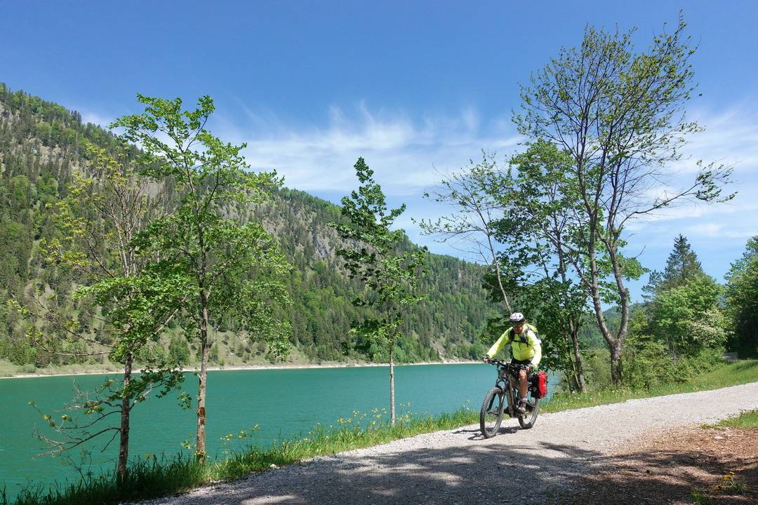 Schotterpiste entlang des Sylvensteinspeichers