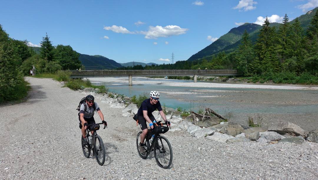 Gravelbiker an der Isar