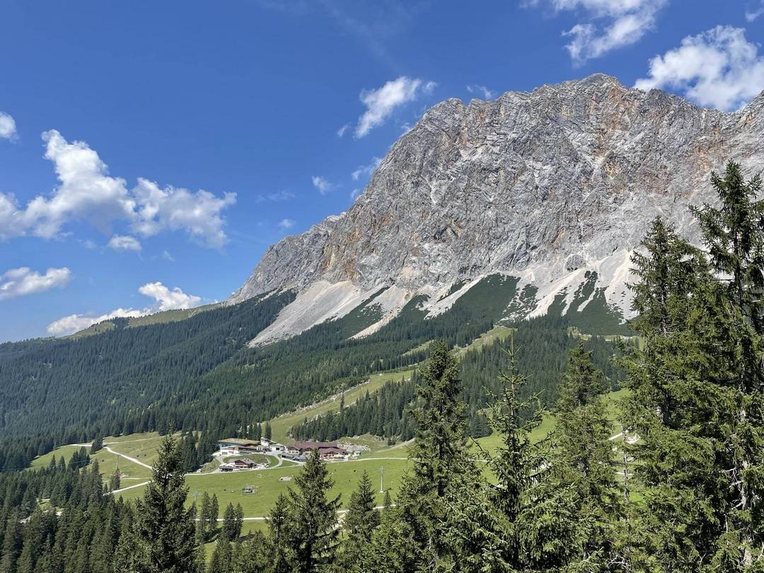 Ehrwalder Alm mit Zugspitze