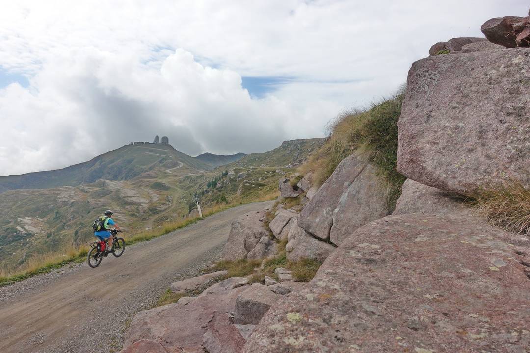 Schotterpiste am Doss dei Galli
