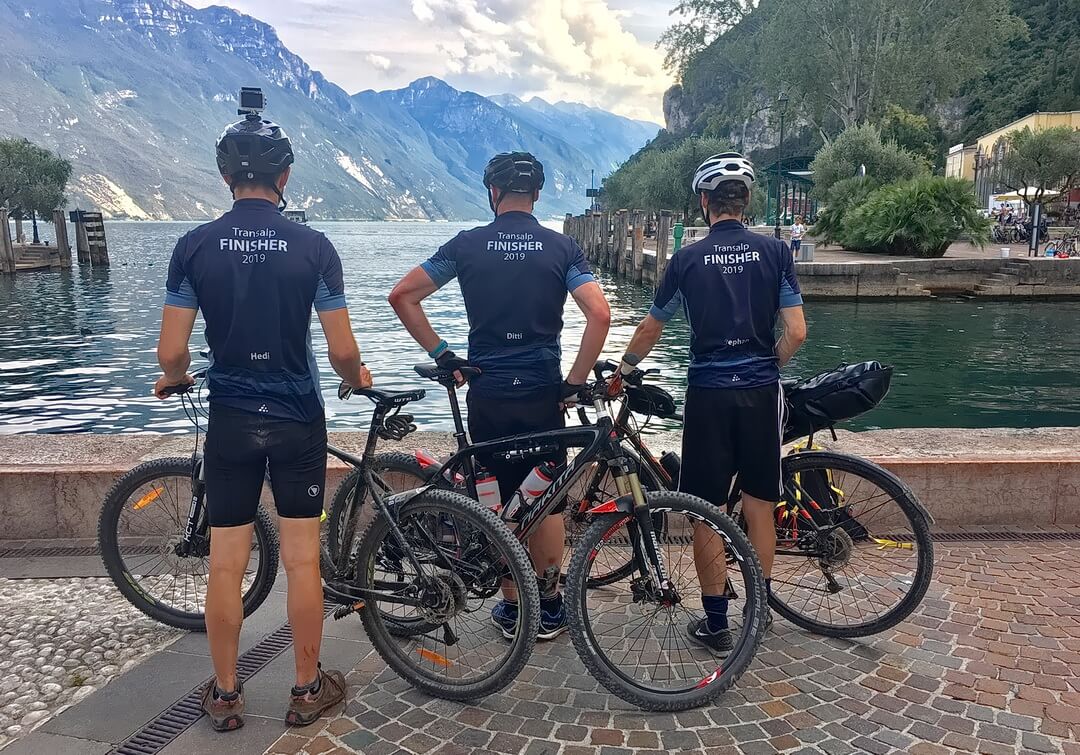 Finisher mit Gravelbike am Gardasee