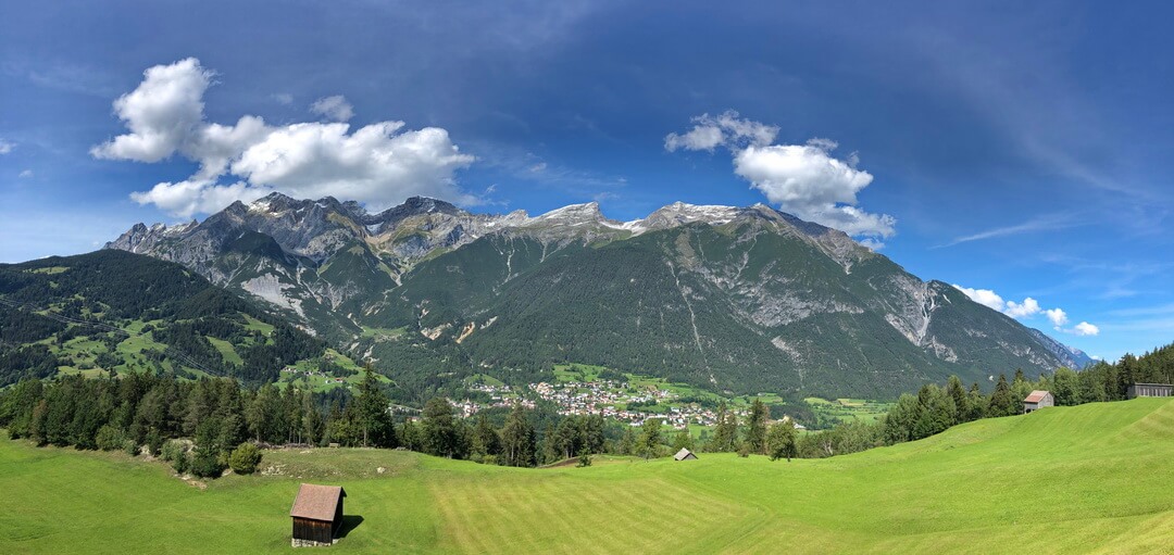 Panorama auf Grins mit Parseierspitze