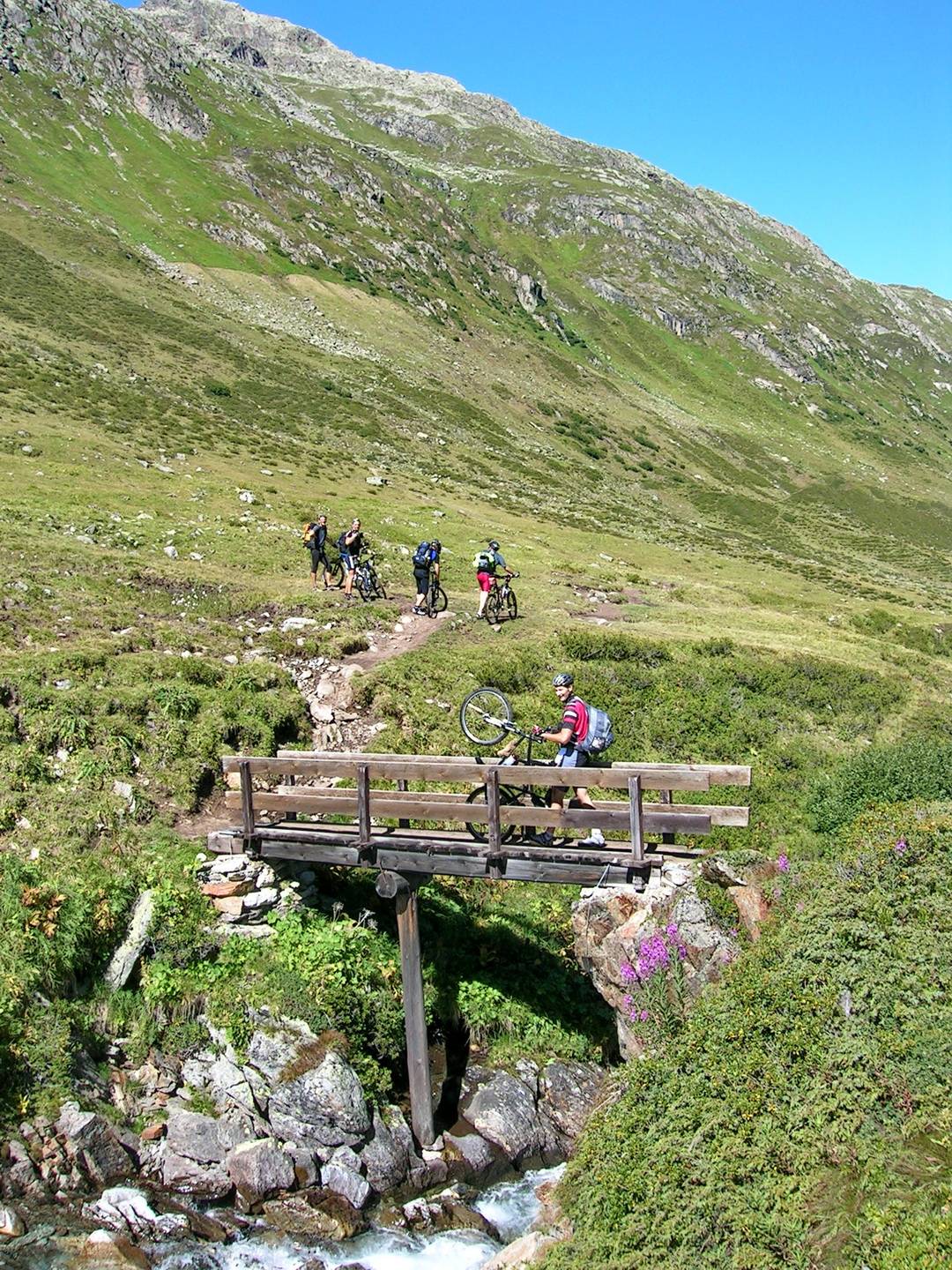 Nach der Brücke geht es dann schnell steil bergauf