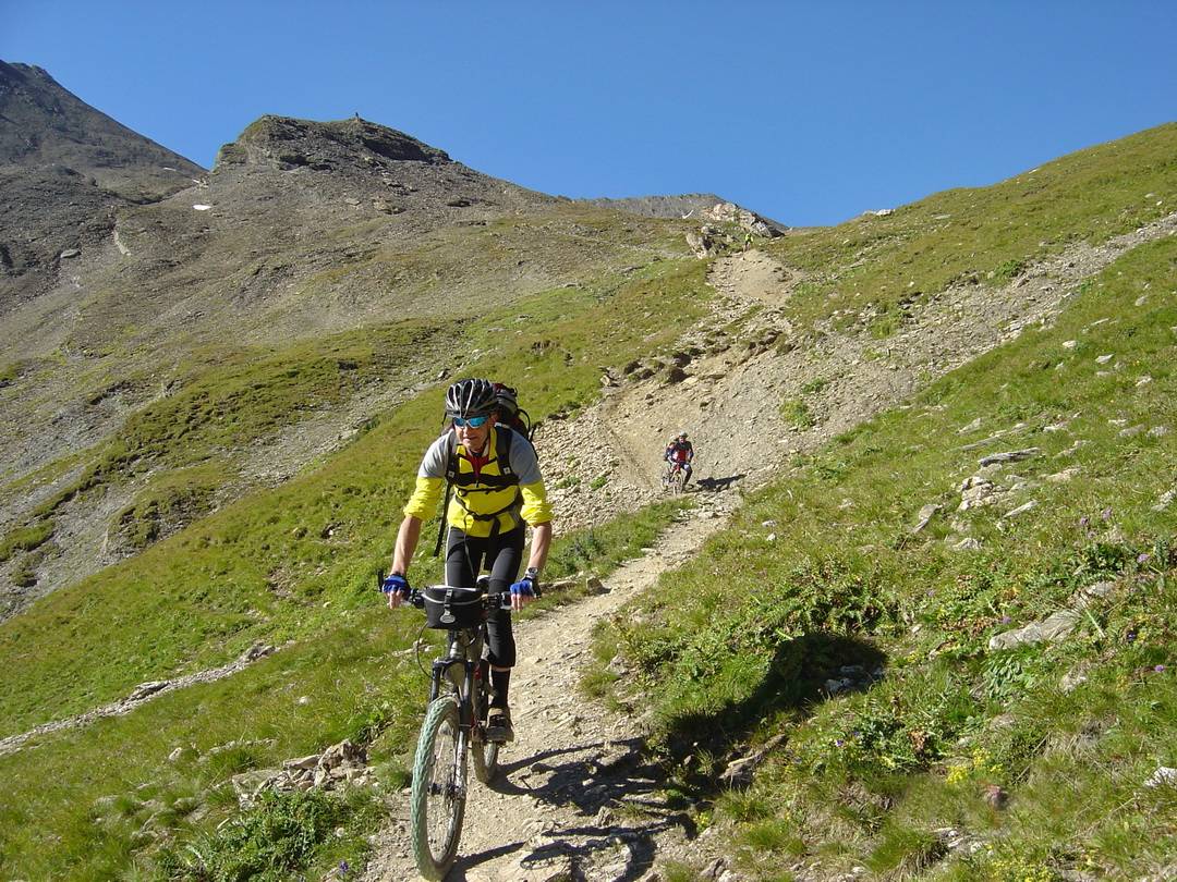 Der legendäre Trail Der eine fährt der andere schiebt 