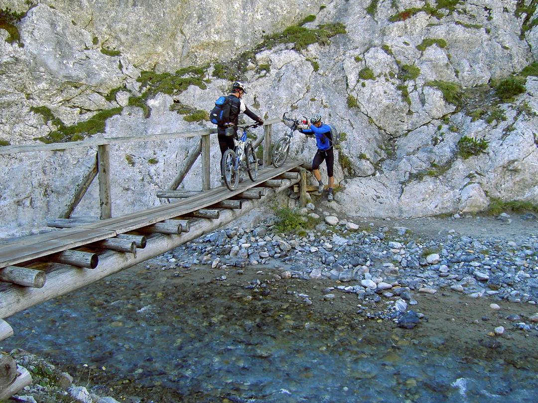 nach der Brücke beginnt der Trail durch die Geröllhalden 