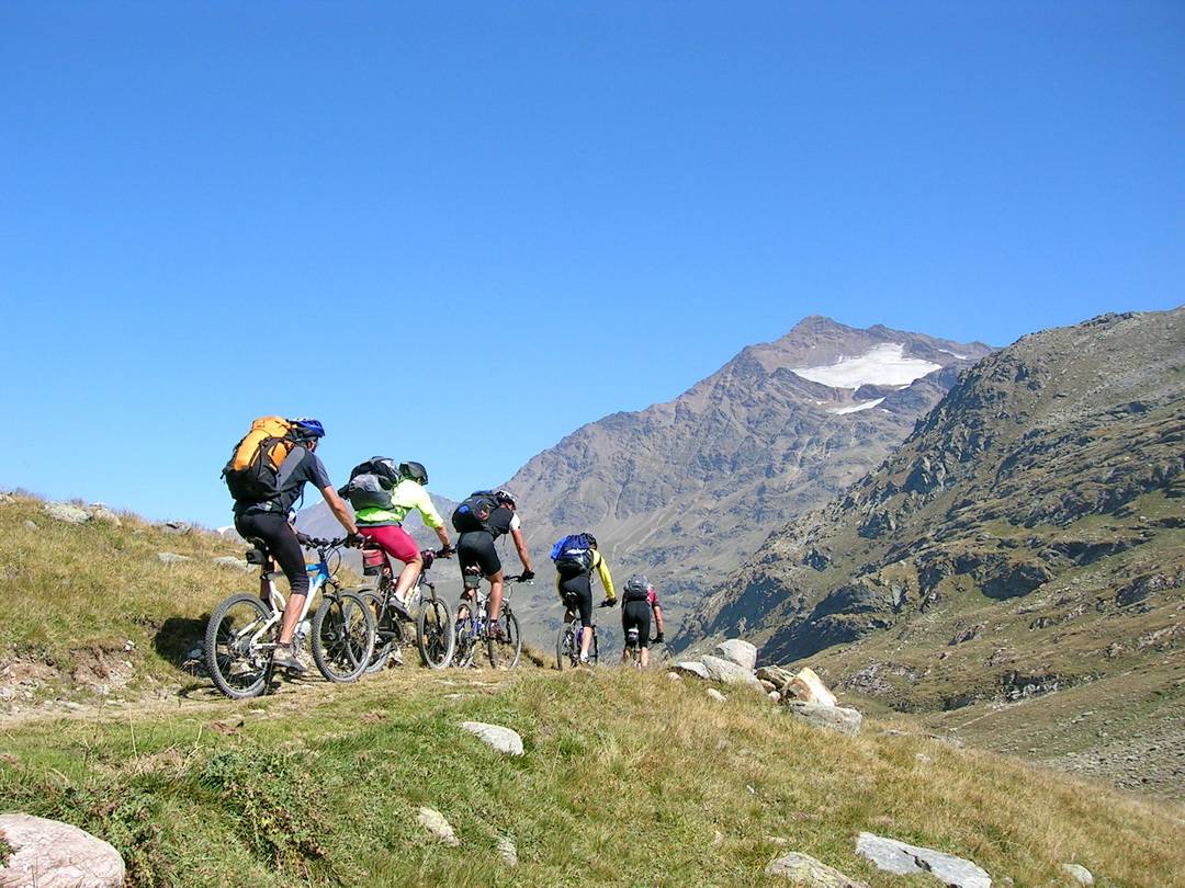 Valle dellAlpe Trail in Richtung Gaviapass Straße 