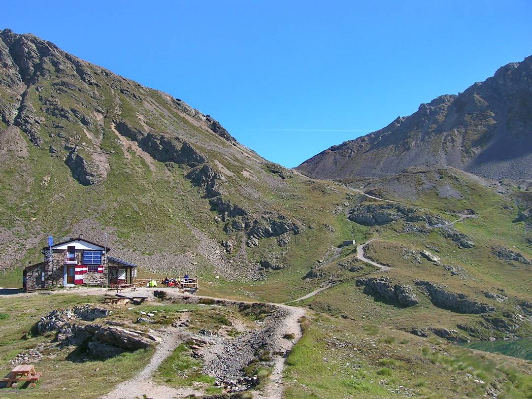 Rifugio Bozzi vor der Montozzo Scharte