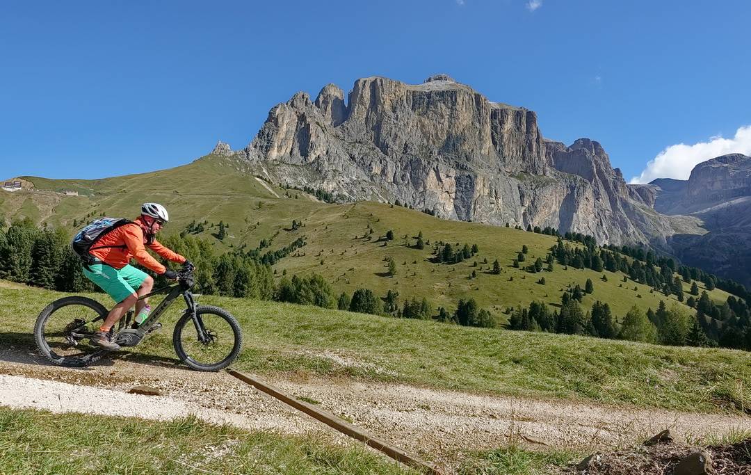 Panorama zur Sella bei der Abfahrt vom Rifugio Valentini 