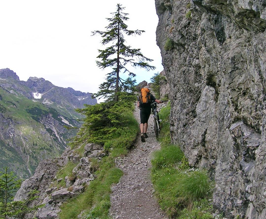 Pfad am Schrofenpass 