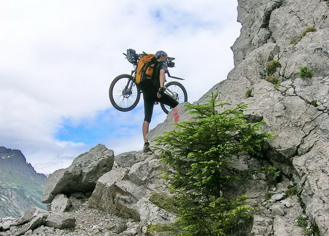 Am Schrofenpass kurzes Tragestück