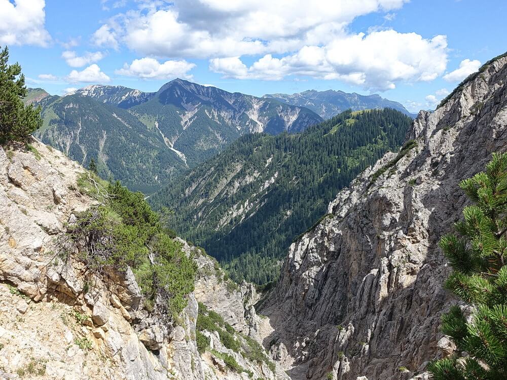 Am Plumsjoch: tiefe Schluchten!