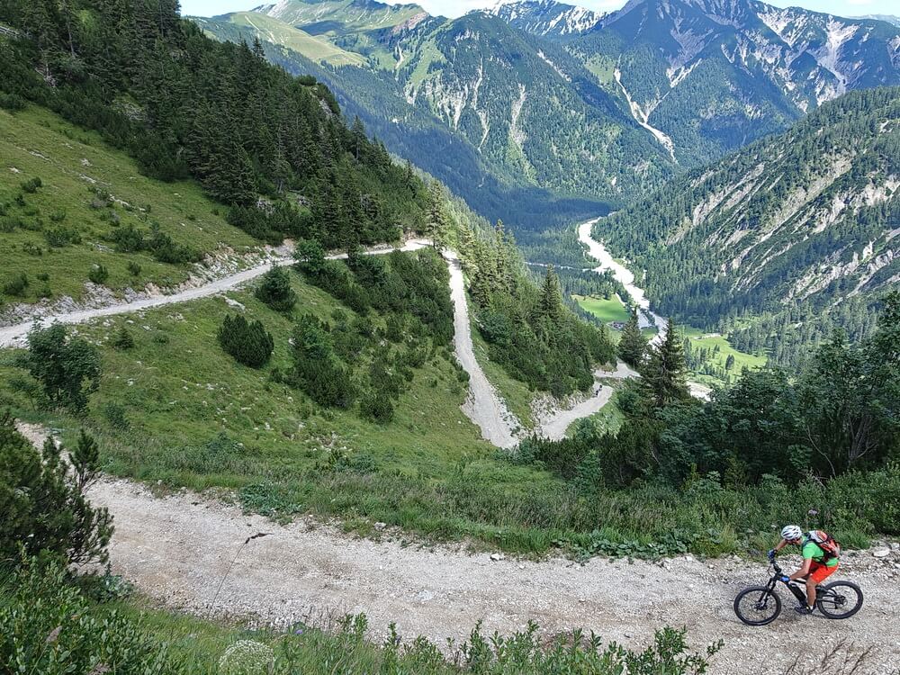 Plumsjoch - Schiebestrecke?  Nein, bergab nicht.