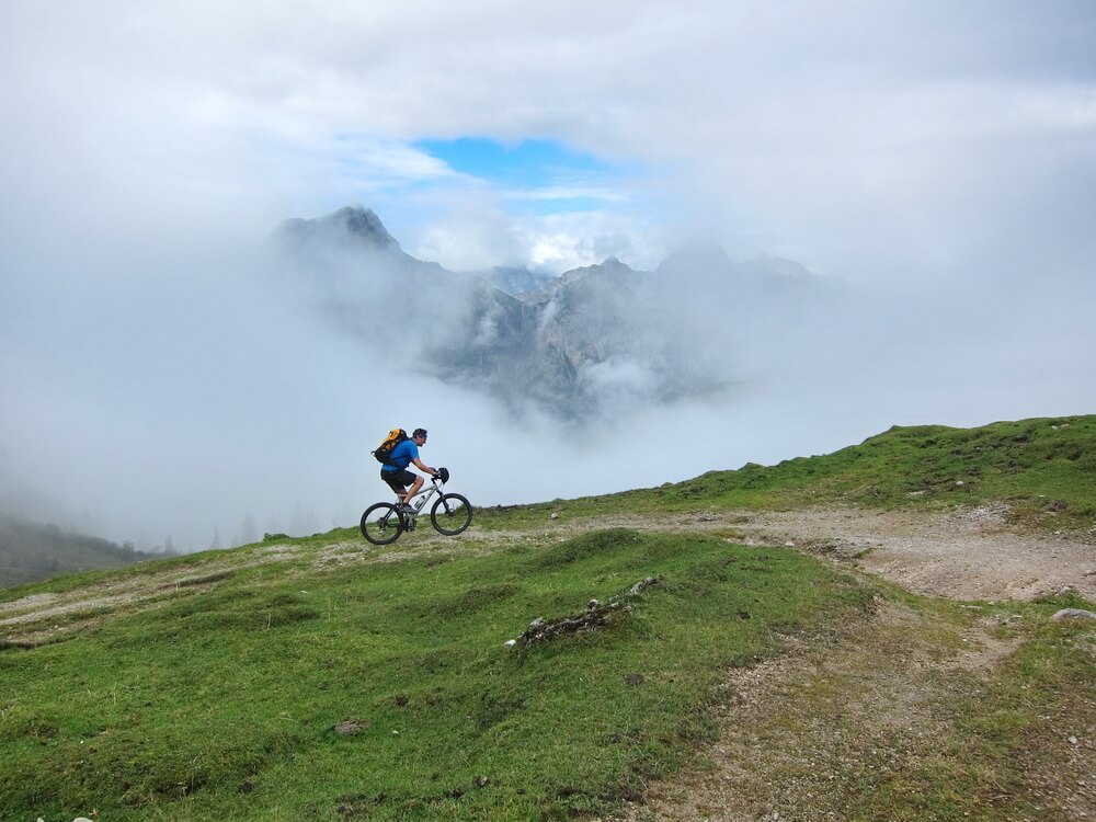 Auffahrt zum Plumsjoch: Langsam weicht der Morgendunst.