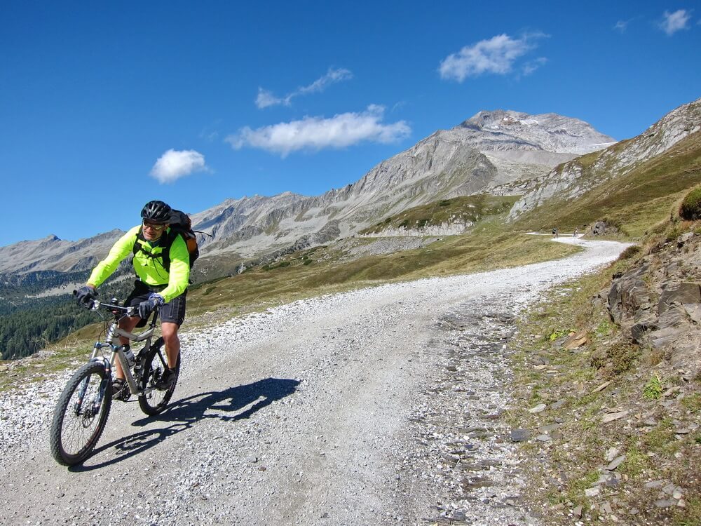 Die gute Militärpiste lässt eine rasante Abfahrt ins Tal zu. 