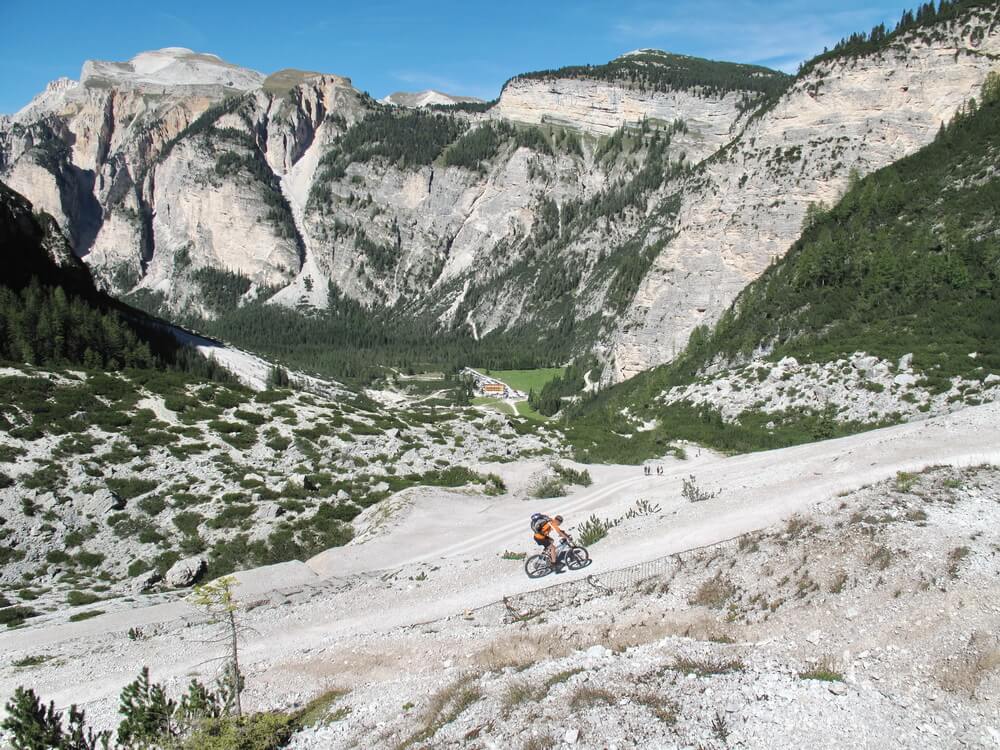 Auffahrt zur Fanes - Unten im Rautal die Pederü-Hütte