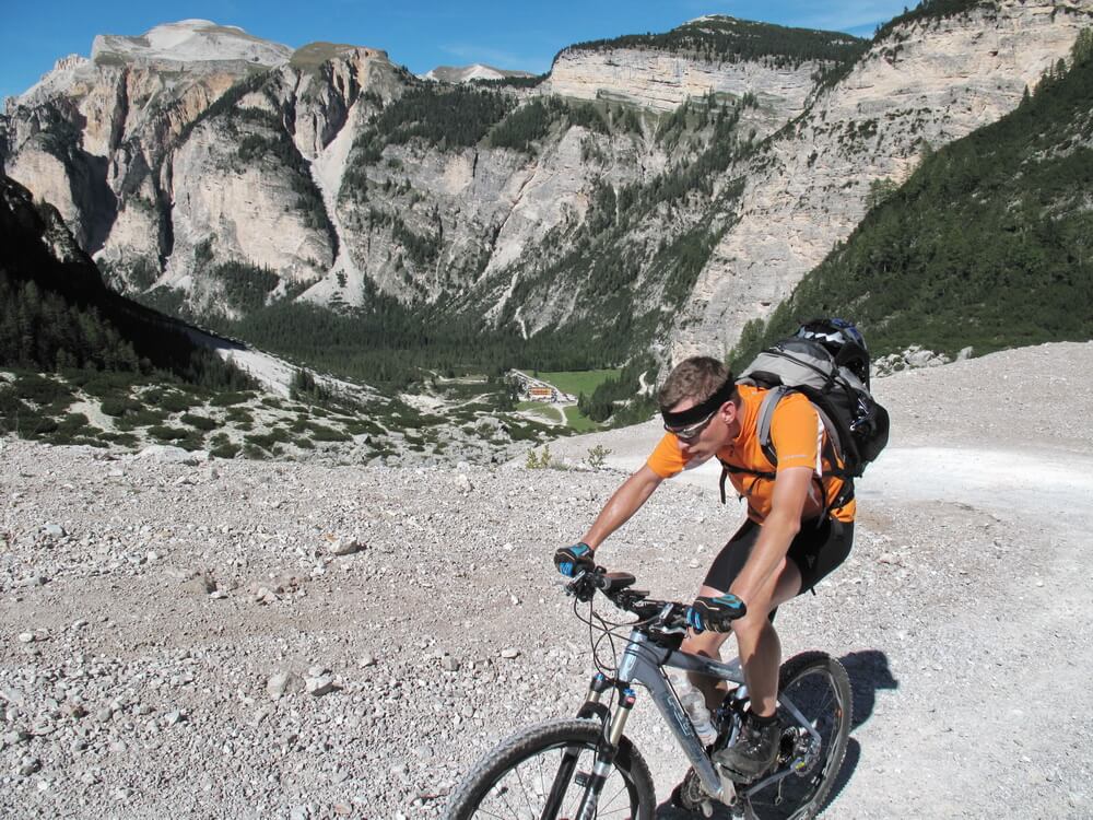 Auffahrt zur Fanes: unten im Rautal die Pederü-Hütte
