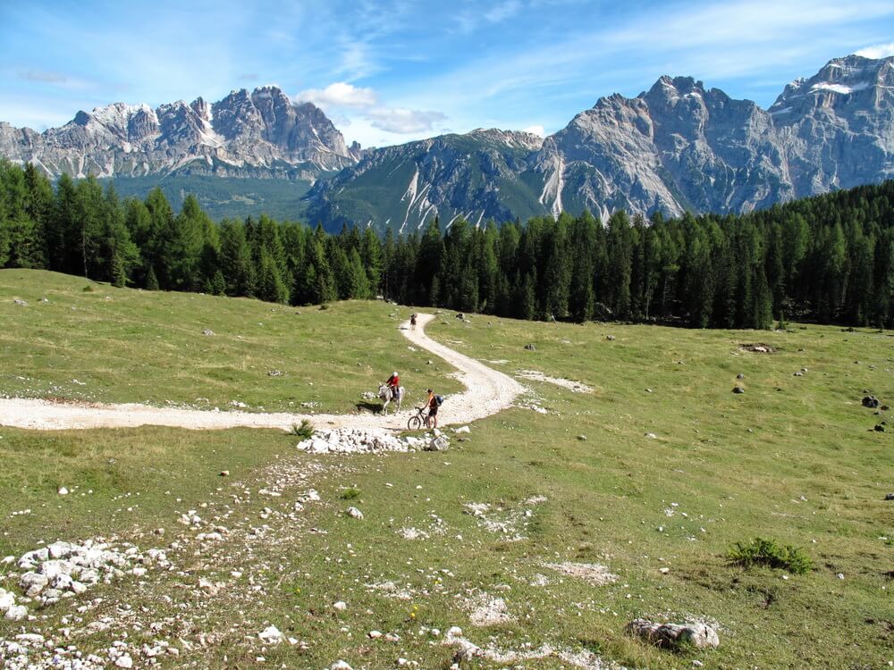 Auffahrt zur Forcella Ambrizzola: auch Reiter sind unterwegs