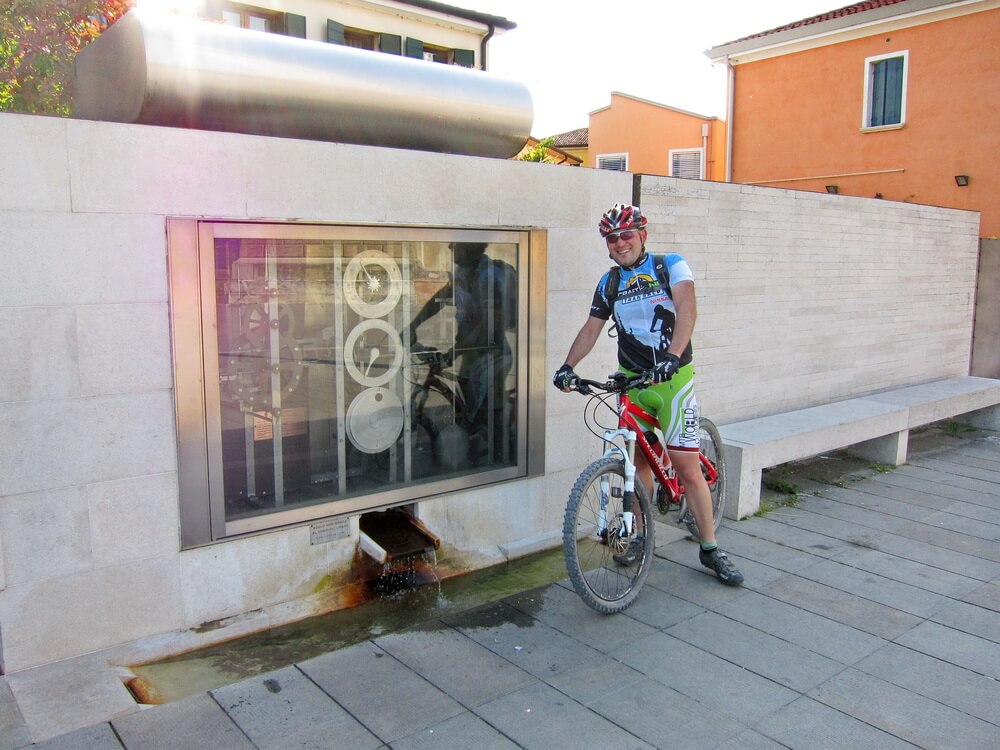 Stefano de Marchi vor der Wasseruhr in Casier - Danke für die Inspiration zur letzten Etappe!
