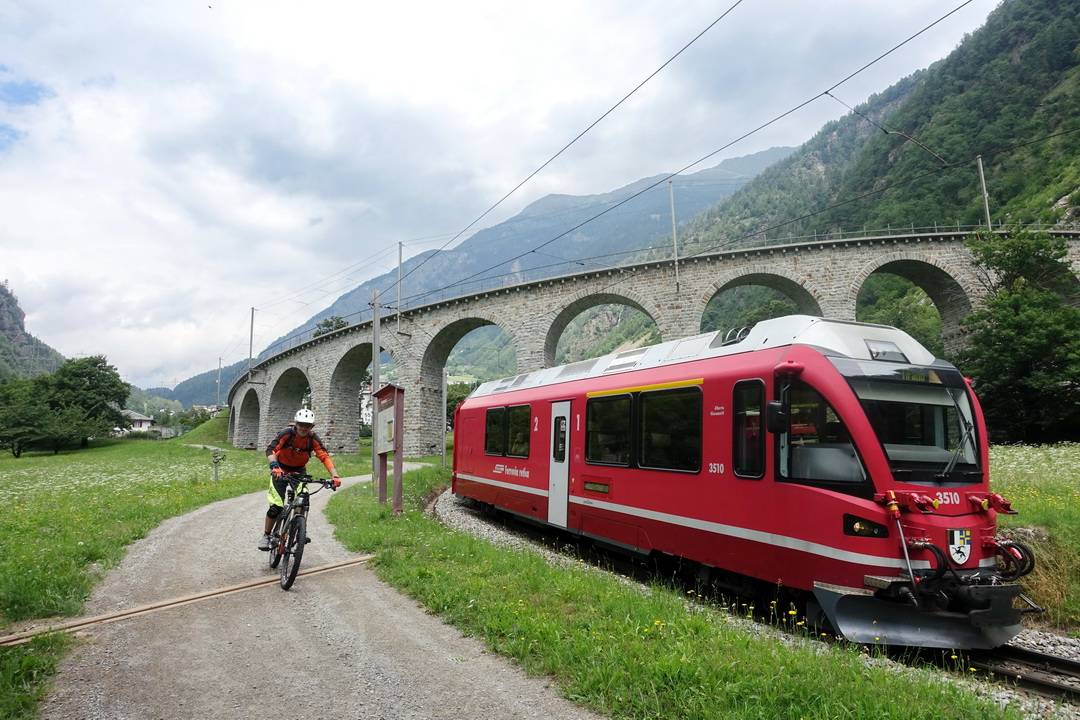 09 Kreisviadukt Brusio mit Biker 